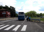 7. Altre due persone affrontano i Cinquanta Metri del Terrore verso il porto (relativamente) sicuro della provinciale per Anticoli. Ma si sono attardate, la rassicurante corriera si sta gi allontanando, e tra poco saranno in bala di feroci automobilisti senza scrupoli...