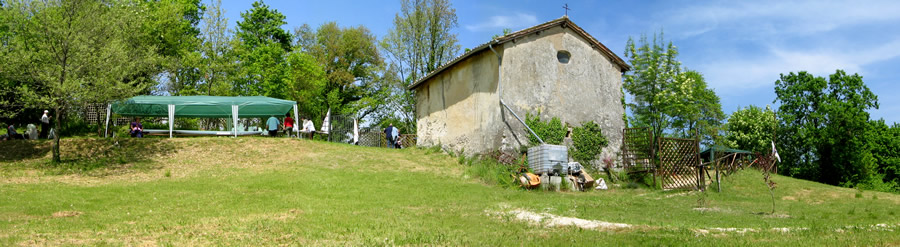 13. Intorno alla chiesetta di san Nicola, del XIII secolo, nel XXI fervono i preparativi per la festa.