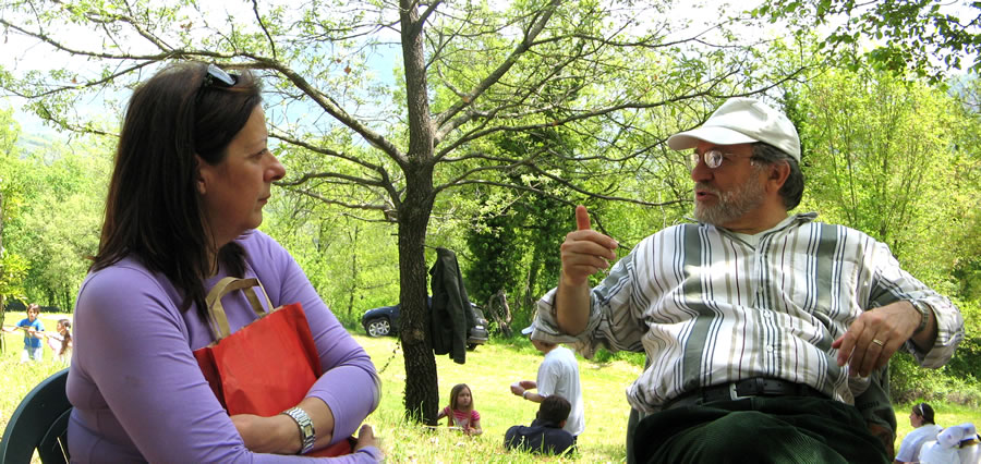 26. Artemio Tacchia conversa con Laura Siciliano, organizzatrice dellevento insieme allAssociazione S. Nicola da Myra di Anticoli Corrado.