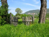 4. Lungo il sentiero che porta allAuriella, la campagna di Anticoli  un incanto. Con Roviano sullo sfondo.