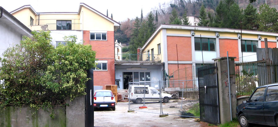 10. Vista dallesterno e da una certa distanza, la Scuola Media Statale Celestino Rosatelli di Arsoli ― come la Scuola Pubblica degli Italiani ― sembra ancora intatta. Invece sta marcendo, e Noi non siamo riusciti a impedirlo. Per la Rosatelli il tempo  scaduto. Lasceremo che siano ridotte cos tutte le nostre Scuole?