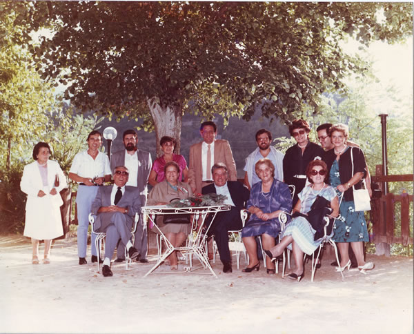 Subiaco, ristorante Il Belvedere, settembre 1985: le Maestre e i Maestri di Roviano (pi qualche infiltrato) pranzano insieme. Poi, come usava quando sapevamo importante lEsistenza e la Memoria della Scuola e di tutto ci che vi accade, si fanno fotografare.