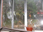 8. Le finestre a pianterreno. Qualcuno, nella sua fragilit lasciandosi spingere al vandalismo dalla nostra indifferenza, le ha usate come bersagli.
