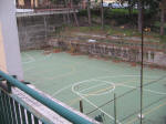 57. Il campo sportivo della Rosatelli visto dal ballatoio che unisce il corridoio del primo piano delledificio scolastico al balcone interno della palestra.