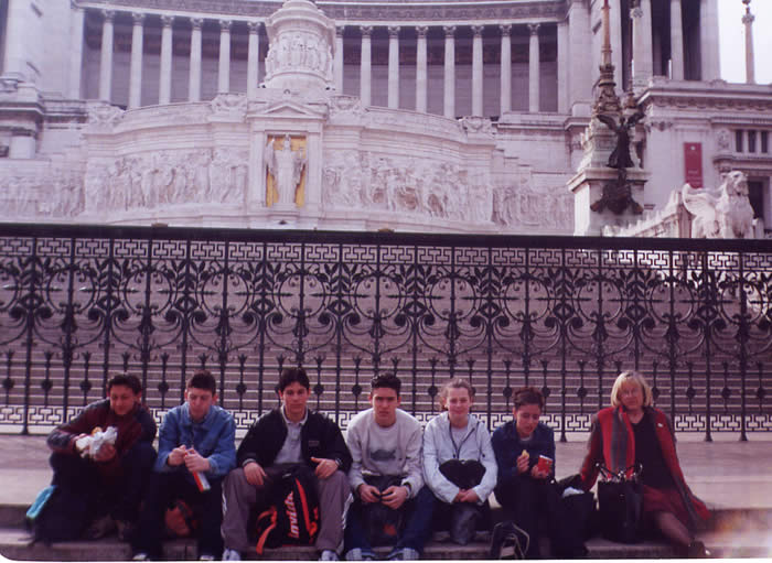 La classe degli anni dal 1998 al 2001 con la prof.sa Santini durante una gita a Roma dell'aprile 2001.