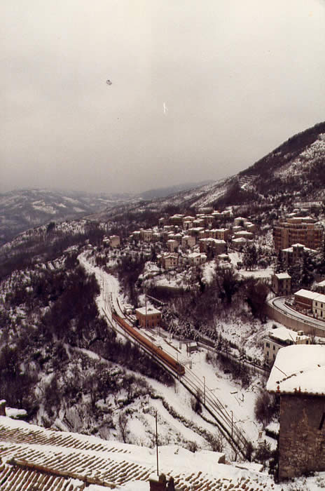 Roviano e la stazione durante la famosa nevicata del gennaio 1985 (foto di Bruna Santini).