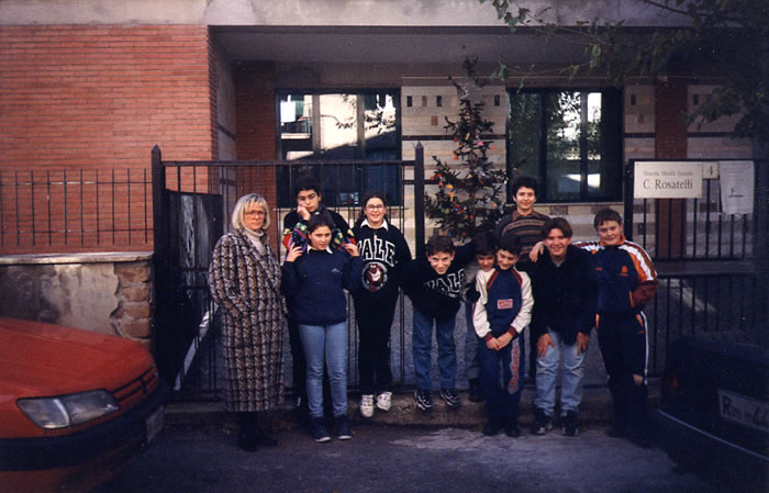 La classe degli anni dal 1996 al 1999 con la prof.sa Santini. La foto  stata scattata nel dicembre del 1997