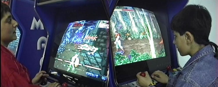 142. Michele e Luciano alle prese con i videogiochi di 17 anni fa (composizione dei fotogrammi 139 e 140).