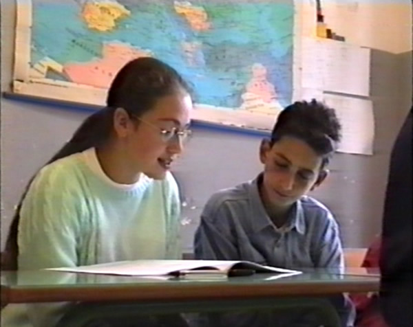 Alunna Barbara: "La situazione di quella scuola sembrava all'ispettore Pisolone davvero terribile. Ma c'era qualcosa che gli faceva pensare che non tutto fosse perduto: l'intuizione che le ragazze e i ragazzi di Anticoli Corrado, se avessero avuto insegnanti pi validi, avrebbero potuto ancora salvarsi. Lo aveva capito assistendo allo spettacolo che avevano allestito a Natale per i loro famigliari...