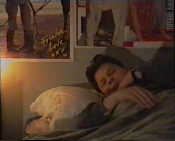 LIspettore, al lume di tre fioche candele, si agita nel sonno.
