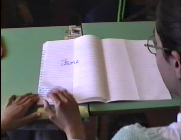 Il ragazzo chiude il fascicolo del suo tema, e sullultima pagina si legge la parola...