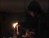 LIspettore, con aria timorosa, riaccende due o tre candele. Si guarda intorno, sospettoso, si sdraia di nuovo, chiude gli occhi e si addormenta, russando fragorosamente.