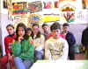In unaula sono riuniti tutti gli alunni della scuola. Panoramica dellaula e dei ragazzi, silenziosi e attenti...
