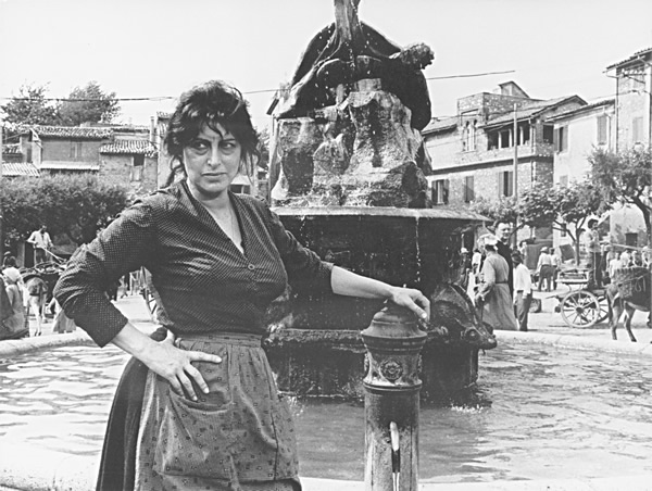 Anna Magnani ad Anticoli Corrado, in piazza delle Ville, dinanzi alla fontana di Arturo Martini.