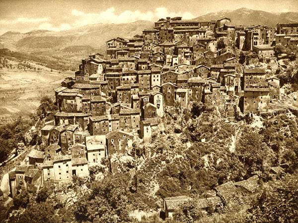 Andicuri è da tutti conosciutu / Preché è 'n paese beglio e pittoresco. / Chiunque gliè venutu a visitane / Dapone gnà lassatu tantu presto.