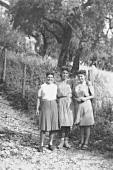 35. Le signore Celeste, Vittoria (nonna di Barbara, Elisabetta, Cristina e Davide F.) e Silvia.