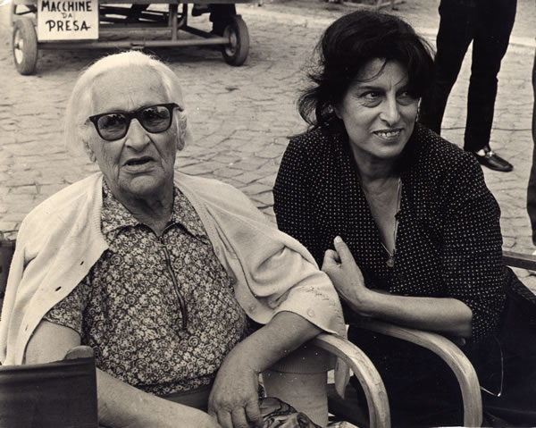 La signora Michelina e la signora Anna, che in epoche diverse sono state l'una modella e l'altra attrice ad Anticoli Corrado.