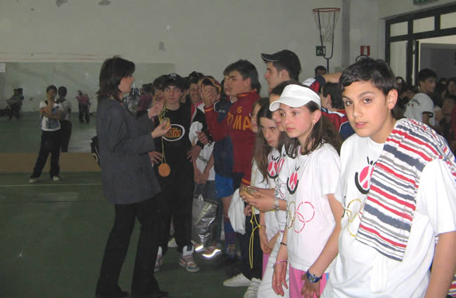 La Preside, professoressa Paola Uncinotti, consegna le medaglie premio agli alunni della Scuola Media di Anticoli Corrado.