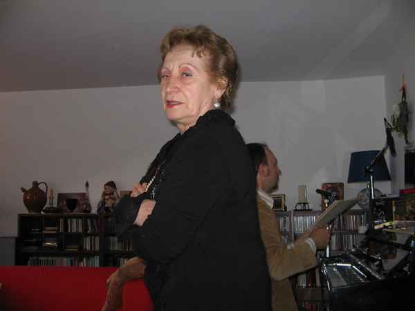 La professoressa Anna D’Incalci introduce il concerto del maestro Alessandro Panatteri (alle sue spalle)
