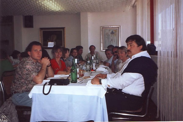 Insegnanti e conducenti condividono la cena (con umori leggermente diversi).