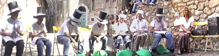 La Classe 1996-1999 al gran completo. Da sinistra: Matteo, Diego, Andrea, Klajdi, Arianna, Elisabetta, Patrizio e la prof.sa Mariangela Albanese.