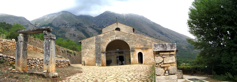 24. Rosciolo: la chiesa di santa Maria in valle Porclaneta. Il profilo del Velino, alle sue spalle, sembra ripetersi nel disegno del tetto.