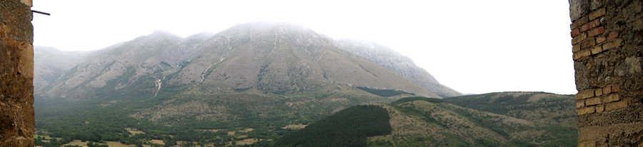 2. Il monte Velino visto dalla porta orientale di Rosciolo.