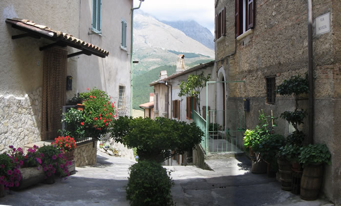 15. Un angolo caratteristico di Rosciolo. Sullo sfondo, lonnipresente monte Velino.