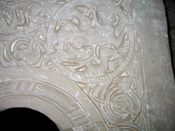 59. S. Maria in valle Porclaneta: un bassorilievo dellambone raffigurante una giovane donna azzannata dai cani (tanto per non dimenticare, bench suggestionati dalla bellezza del luogo e dalle opere darte, che sempre in una chiesa siamo...)