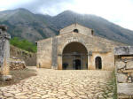 27. S. Maria in valle Porclaneta. La chiesa  lunga circa 23 m. e larga una decina. La facciata presenta un grande arco a tutto sesto chiuso da una robusta inferriata... Sopra la sommit dellarco  collocata una formella con una croce greca decorata con trecce. (A.Tacchia, Aequa, cit.)