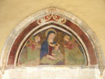 30. S. Maria in valle Porclaneta.  Leccellente affresco della seconda met del Quattrocento situato sul timpano del portale protogotico dellingresso e raffigurante la Vergine con il Bambino tra angeli. (A.Tacchia, Aequa, cit.)
