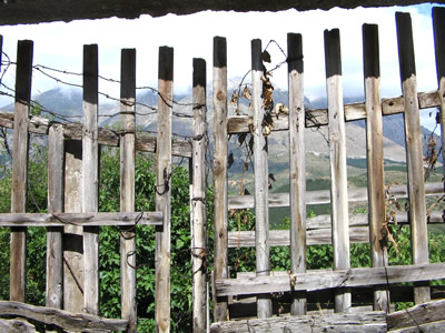 1. Il monte Velino visto da dietro un cancello di Rosciolo.