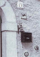 Via Castello 21, un ingresso molto originale!