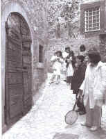 Antichi portoni e finestre murate in via Castello
