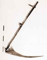 8. La fia (falce fienaia) di Nello Innocenzi, Carlo. Ferro e legno, 1970-80, manico cm 108,5; lama cm 79,6; per falciare l'erba per il fieno, per tagliare l'erba nei fossi di scolo.