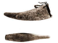 88. La cote e il portacote di Eliano Aleandri, nato il 15 diecmbre 1925, taglialegna, gi pastore e barbiere. Pietra abrasiva, largh. cm 3,5, lungh. cm 18,3, spess. cm 1,3. Si usava per affilare le falci. La cote  una pietra piatta, affusolata a una estremit. Il portacote  un corno cavo, con un forellino per cui passano un gancio in filo di ferro e un laccio da scarpe annodato.