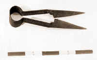 99. Le tenjje p ccaros (la tosatrice) di Dario Innocenzi, usate anche dal padre Luigi, de Marinu, pastore (1892-1970). 1940-42 ca, ferro, largh. cm 7,9, lungh. cm 25,3. Servivano a tosare le pecore: si impugnavano con una mano e si poggiavano sul vello dell'animale. Quindi si faceva pressione sulla molla, chiudendo e riaprendo la mano.