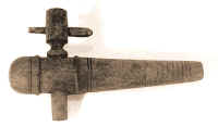 113. La cula (cannella) di Lanfranco Croce, appartenuta al padre Raffaele (1904-1985). Met del sec. XX, legno e sughero, alt. cm 15,5, lungh. cm 26,5, circ. cm 16,5. Usata per regolare l'afflusso del vino, si inseriva in un apposito foro, praticato nella botte, quindi si apriva il rubinetto ogni qual volta si doveva cacci (spillare) il vino. Si richiudeva facendo ruotare la chiavtta.