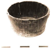 136. La cppa (coppo-staio) di Giovanni Mitelli, appartenuta a Giovanni Mitelli, di Ciplla, contadino (1887-1961). 1910, legno e ferro, alt. cm 27 ca, diam. cm 50/40. Serviva a misurare gli aridi: grano, granturco, olive. Si riempiva del prodotto da misurare, quindi con una tavoletta si portava a rsu (si spianava) la superficie. Poteva anche essere lasciata clema (ricolma).