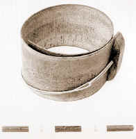 138. Il cssu (cascino) di Maria Tarquini de Micchttu. Legno e spago, 1930, alt. cm 11,8, lungh. cm 81,5, spess. cm 0,3. Serviva a formare le pizze di formaggio pecorino. Si poggiava sul tavolo, si stringeva la corda intorno a ju cssu e si riempiva di formaggio. Cio di latte appena munto scaldato a fuoco lento nel cottru, trasformato in ggiungta con l'aggiunta del qujju (ricavato dallo stomaco dell'agnello ed essiccato) precedentemente sciolto con latte in una ticamlla, mescolato per 5 min. con ju squajjarjjo, stretto con le mani per scolarne lo sro e cosparso di sale grosso da un lato e dall'altro.