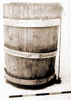 152. Il bbinzu a scarecatra (la bigoncia) di Eliano Aleandri, ju barbire, appartenuta ad Angelo Lori, Mccu Mccu, pastore, nato nel 1926. Legno, ferro e corda, 1960-80 ca, alt. cm 66,3, diam. sup. cm 48,2. Si legava al basto dell'asino e con una forcina si riempiva di stbbiu (letame). Arrivati sul campo da concimare, si toglieva la piccola fune e si scaricava senza slegare la bigoncia. A volte, in luoghi non serviti da strade, con le bigonce si trasportavano anche inerti per l'edilizia: pozzolana, ghiaia, ecc.