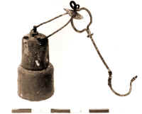 190. Scindilna, o cendilna (lampada ad acetilene) di Francesco Conti, usata anche dal padre Domenico (1886-1924). Ferro e ottone, 1920-1935, alt. (con gancio) cm 60, diam. cm 10. Serviva a illuminare il cammino nelle gallerie. Domenico Conti la us durante i lavori di rifacimento degli acquedotti della Marcia, sotto Roviano, e la captazione di nuove sorgenti. Prima dell'allaccio dell'energia elettrica, queste lampade erano usate anche nelle case.