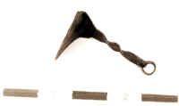204. La rasra (il raschiatoio) di Fernanda Crialesi, appartenuta alla madre Antonia Innocenzi de Trnga. Ferro, met sec. XX, alt. cm 6,3, largh. cm 8,9, lungh. cm 14,1. Si usava per pulire la spianatoia e raschiare la mlega (la saggina). Ancora usata per pulire i resti dell'impasto di farina, un tempo si usava anche per raschiare la mlega: le donne, dopo la raccolta di settembre, poggiavano le canne sopra una tavola liscia e inclinata e quindi, raschiandole con la rasra, staccavano i frutti da conservare per l'ingrasso degli animali.