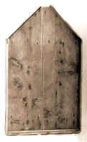 216. Lo scfu, o salra (il salatoio) di Mario e Antonio Tarquini de Ozzne, usato dal padre Ignazio e dal nonno Antonio. Fabbricato da Rosato Maggini, Erminio, falegname. Legno, 1920-1962, alt. cm 10, largh. cm 61,5, lungh. cm 102. Da non confondere con il recipiente dove mangiano i maiali. Fatto a pezzi il maiale, perch la carne non marcisse la si salava con 12-15 Kg di sale mezzanu. Sopra ju scfu per primi venivano poggiati i prosciutti, sopra le spalltte, poi i lrdi, le vendrsche e le vangile. Sulla parte anteriore andavano la testa, ji zzmbi e ju pingischiu. Dopo otto giorni se scombona: si appendevano a ganci tutti i pezzi tranne i prosciutti, che restavano a salare per altri 20 giorni.