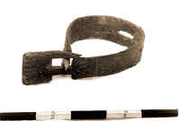 235. La zzutta (il collare) donata da Tiziana Paltrinieri, forse appartenuta al pastore Amelio Aleandri (1922-1958). Legno, met sec. XX, alt. cm 21,7, largh. cm 11,5, prof. cm 4,5. Serviva a tenere una campanella, e si metteva alla capra "pi brava", capace di guidare meglio il gregge o che dava pi latte.