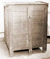 248. L'arcne (il cassone) di Marianna Pelosi, Mariannna. Proveniente da Camerata Nuova e fabbricato da Adolfo Fracassi,  Z Pcchiu. Legno, 1930-1980, alt. cm 125, largh. cm 101,5, lungh. cm 94. Per conservare grnu, orzo e ranitrcu. Gli arcri di Camerata, in inverno (il resto dell'anno vivevano in capanni nei boschi a tagliar legna e far carbone) ne fabbricavano di molti tipi: le arccce, in dote alle spose per riporvi la biancheria; le arche, per ammassarci il pane; gli arcni, per i cereali.