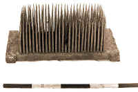 249. Il pttene (pettine) di Emilio Barba, Prisccche, appartenuto ad Angelina Adornato ved. Pompili, la Stoppaccira. Ferro e legno, 1914-1950, alt. cm 17, largh. cm 19, lungh. cm 43. Vi erano due tipi di pettine: uno a denti larghi, dal quale si ricavava lo tppo (la stoppa) e uno a denti stretti, dal quale, stoppaccindo ancora, si ottenevano la stopptta e il mallne, materiali pi raffinati. Il pcciu (lo tppo grezzo) veniva filato per farci strofinacci e tele economiche. Con la cnnua (canapa) femmina si facevano lenzuola, con quella maschio, panni e sacchi. Un tempo da Marano veniva Ninttu, lo stoppacciru, che poi vendette i pettini ad Angelina Pompili. Ad Angelina, che ha vissuto per oltre cent'anni, per stoppacciare 10 canape occorrevano circa 30 minuti. In cambio le davano 100 lire e del cibo.