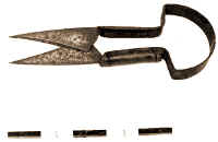 255. Le tenjje (la tosatrice) di Maria Antonietta Rustici, usate da Mario Recchioni, Carusnu. Provenienti da Canterano. Ferro, 1970 ca - 1990, alt. cm 3,5, largh. cm 13,2, lungh. cm 34,5. Per tosare le pecore, operazione che viene effettuata all'inizio di giugno e richiede molta abilit. Io n ji fccio 'n rschio alle pcore!, dice Mario Recchioni. Per tosare una pecora, legate le zampe, ci vogliono 20 minuti. Con la macchinetta si fa prima, ma bisogna essere in due. Ma la lana, dice Mario, non la vuole pi nessuno: va tutta bruciata.