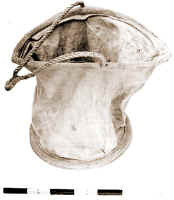 276. La mustta (sacchetta) donata da Rita Moreschini, usata da Vincenzo Salvatori tra il 1930 ca e il 1955. Proveniente da Castel Madama. Stoffa corda e legno, alt. cm 57,5, diam. cm 28. Serviva a contenere la biada.