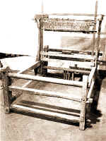 280. Il telru (telaio) donato da Adamo Iobbi. Collocato ne lo stnzo, era usato da Giuseppina Testa (1903-1993) e da Teresa Mattioli (1887-1961) di Ripatransone (Ascoli Piceno). Legno, ferro e spago, 1910-1950 ca, alt. cm 168, largh. cm 133, lungh. cm 180. Si usava per tessere il cotone, la canapa, il lino, la lana. Quasi tutti i Rovianesi portavano a tessere le trcce di ordito di canapa a Subiaco, dove fino al 1995 lavorava con telai a mano la signora Gabriella Lupi. I fili di ordito erano lunghi 13 bbrccia, 9 metri. l telaio di Subiaco, nella struttura e nel funzionamento,  praticamente uguale a questo. Prima di iniziare la tessitura, le pannre di Subiaco spalmavano sullordito una miscela bollita di farina di granturco e cera. Lordito usato dalla Lupi si componeva di 900 fili. Sul telaio di Ripatransone si montavano dalle 10 alle 12 lccie (licci) secondo lordine preparato. La donna, quando  llsta, / si riconsce su lu telru: / preme le lccie e bbtte la cssa / e mmnna la ndrga (la spola) in qua e in l (sonetto ripese).